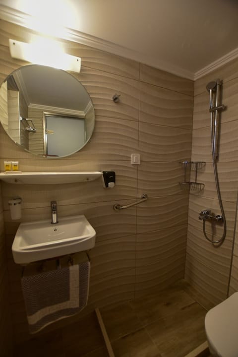 Superior Triple Room | Bathroom | Shower, hair dryer, slippers, bidet