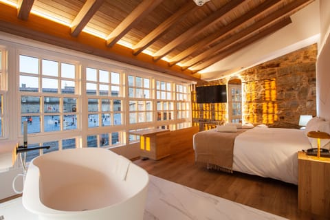 Deluxe Double Room, 1 King Bed, City View | Premium bedding, down comforters, memory foam beds, minibar