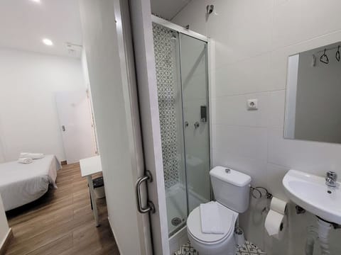 Comfort Double Room, 1 Double Bed, Non Smoking | Bathroom | Shower, towels, soap, toilet paper