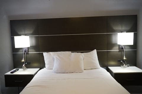 Standard Room, 1 Double Bed, Shared Bathroom | Free WiFi, bed sheets