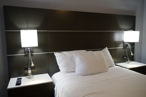 Standard Room, 1 Double Bed, Shared Bathroom | Free WiFi, bed sheets