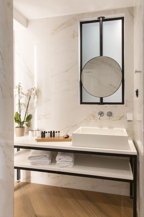 Superior Room, City View | Bathroom | Designer toiletries, hair dryer, bathrobes, slippers