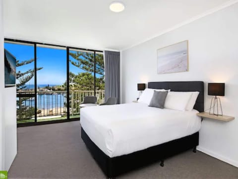 Ocean View Queen | Premium bedding, blackout drapes, cribs/infant beds, rollaway beds