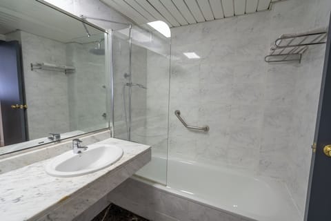 Standard Double Room | Bathroom