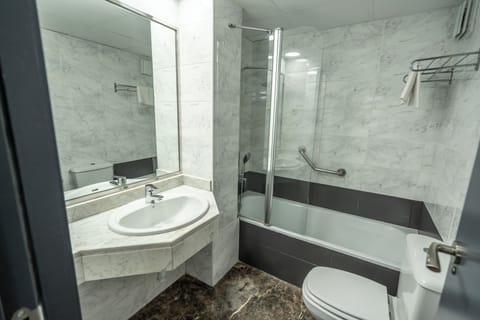 Standard Double Room | Bathroom