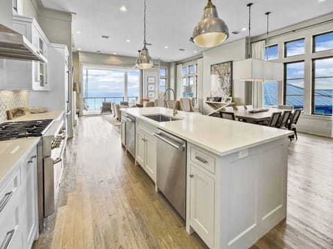 House, 5 Bedrooms | Private kitchen | Fridge, oven, coffee/tea maker, toaster