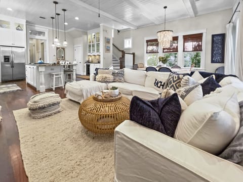 House, 5 Bedrooms | Living room | Smart TV