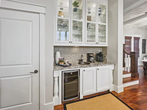 House, 5 Bedrooms | Private kitchen | Fridge, oven, coffee/tea maker, toaster