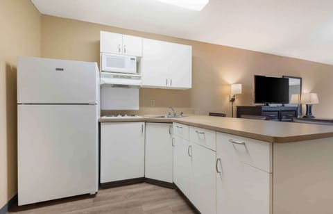 Full-size fridge, microwave, stovetop