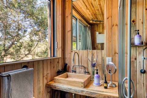 Grand Room | Bathroom | Hair dryer, towels, soap, shampoo