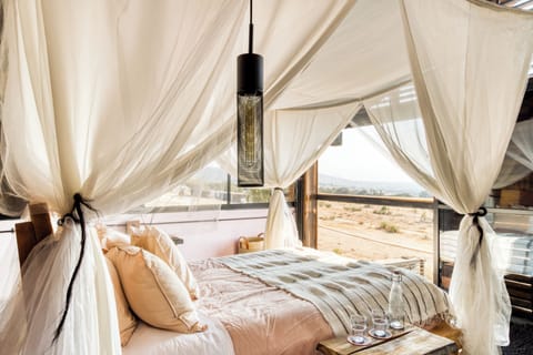 Deluxe Room, 1 Queen Bed, Bathtub, Lake View | Down comforters, free WiFi, bed sheets