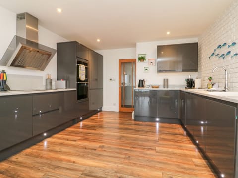Cottage | Private kitchen | Fridge, dishwasher, electric kettle, toaster