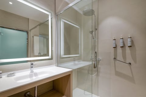 Combined shower/tub, deep soaking tub, designer toiletries, hair dryer
