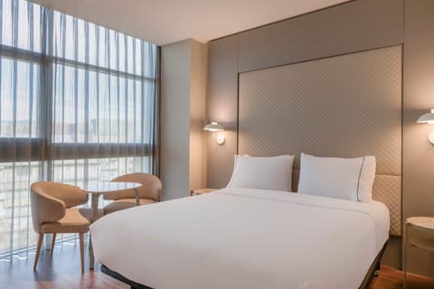 Room, 1 Queen Bed | Minibar, in-room safe, desk, blackout drapes