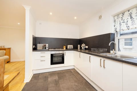 Apartment, 3 Bedrooms | Private kitchen | Fridge, microwave, oven, stovetop