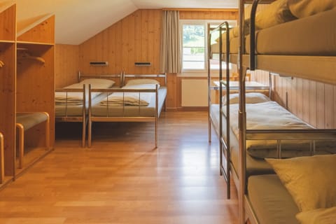 Six-Bed Room with Washbasin | Free WiFi, bed sheets