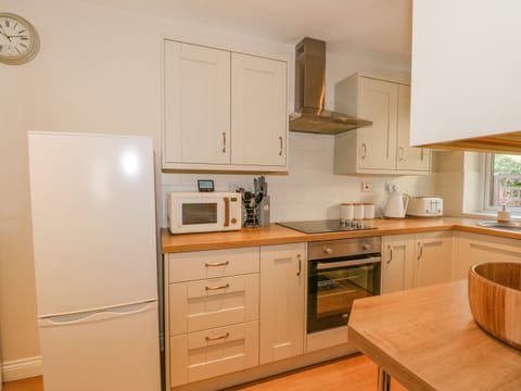 Cottage | Private kitchen | Fridge, electric kettle, cookware/dishes/utensils