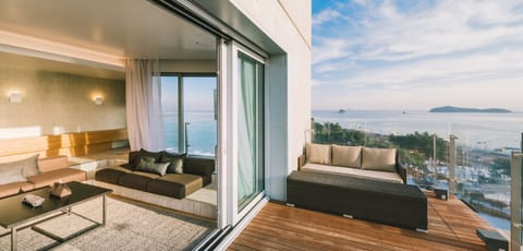 Patio Suite - Breakfast for 2 + Pool access for 2 + Amenity | Minibar, in-room safe, iron/ironing board, free WiFi