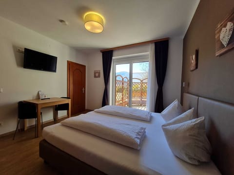 Comfort Double Room | In-room safe, desk, laptop workspace, travel crib