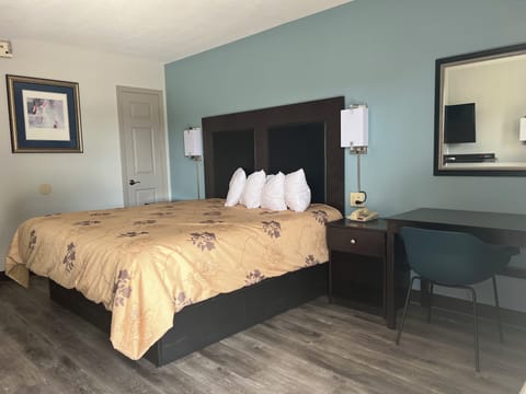 Premium bedding, desk, blackout drapes, free WiFi