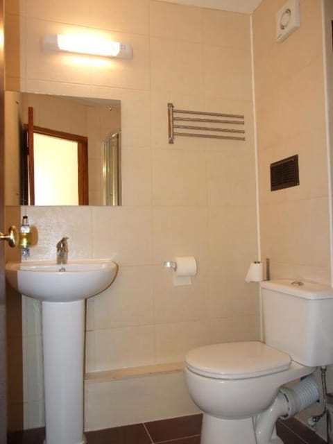 Double Room, Ensuite | Bathroom | Shower, free toiletries, hair dryer, towels