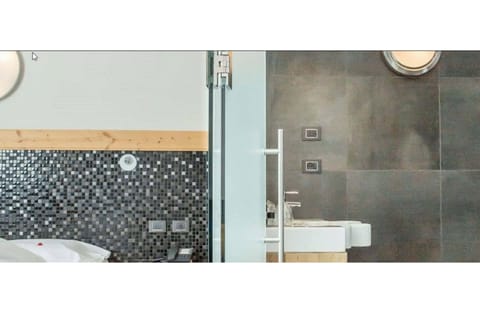 Superior Double Room | Bathroom | Shower, bidet, towels