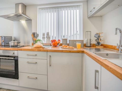 Cottage | Private kitchen | Fridge, microwave, oven, stovetop