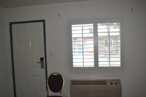 Basic Single Room, 1 Queen Bed | Iron/ironing board, free WiFi