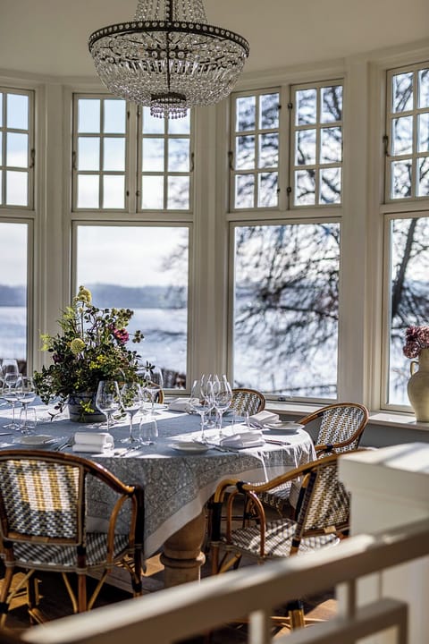 Breakfast, dinner served; French cuisine, ocean views 