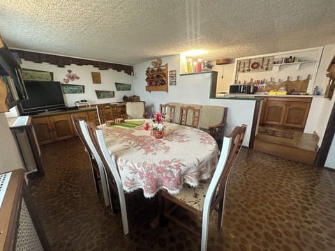 Apartment, 2 Bedrooms, Mountain View | Dining