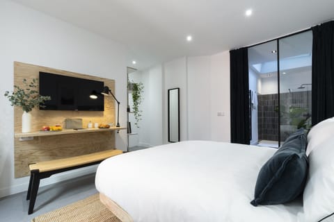 Premium Double Room, Ensuite, City View | Desk, free WiFi, bed sheets