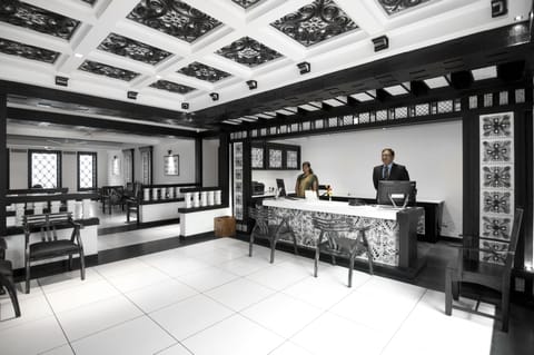 Lobby lounge