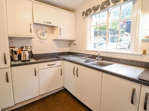 Cottage | Private kitchen | Fridge, electric kettle, toaster, cookware/dishes/utensils
