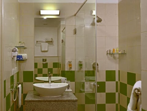 Shower, rainfall showerhead, free toiletries, hair dryer