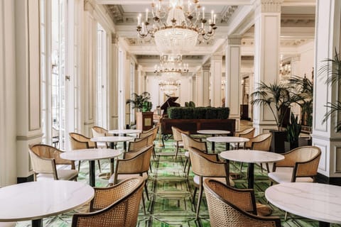 2 restaurants; breakfast, lunch, dinner, and brunch served