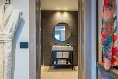 Family Double or Twin Room | Bathroom | Shower, rainfall showerhead, hair dryer, bidet