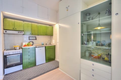 Fridge, microwave, stovetop, coffee/tea maker