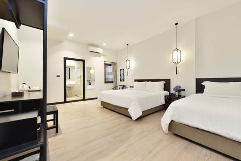 Deluxe Triple Double Room | Hypo-allergenic bedding, in-room safe, desk, free WiFi
