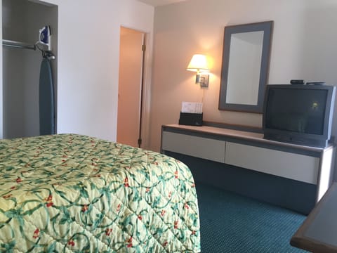 Standard Room, 1 Queen Bed | Desk, iron/ironing board, free WiFi, bed sheets