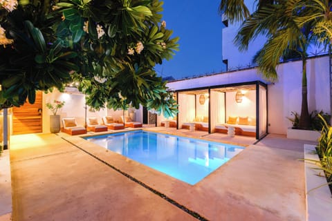 Outdoor pool, free cabanas, pool umbrellas