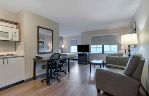 Studio, 1 King Bed, Non Smoking | Desk, iron/ironing board, free WiFi, bed sheets