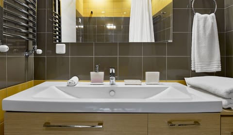 Comfort Suite | Bathroom | Free toiletries, hair dryer, bathrobes, slippers