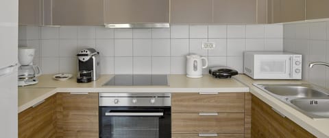 Full-size fridge, espresso maker, coffee/tea maker, electric kettle