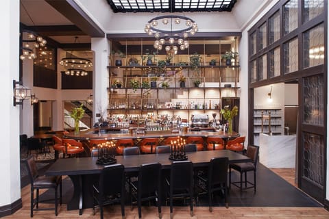 3 bars/lounges, lobby lounge