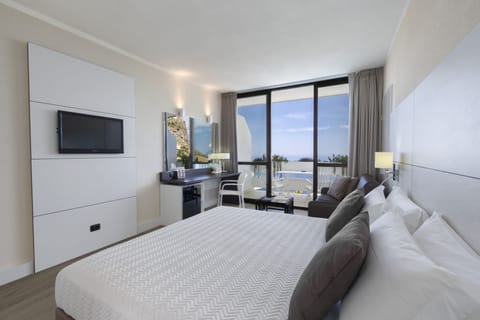 1 bedroom, Egyptian cotton sheets, premium bedding, desk