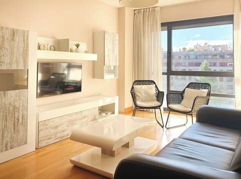 Apartamento de 2 habitaciones | Living room | 32-inch LCD TV with digital channels, TV