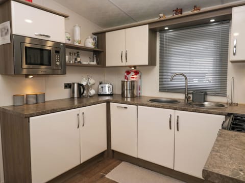 Cottage | Private kitchen | Fridge, electric kettle, toaster, cookware/dishes/utensils