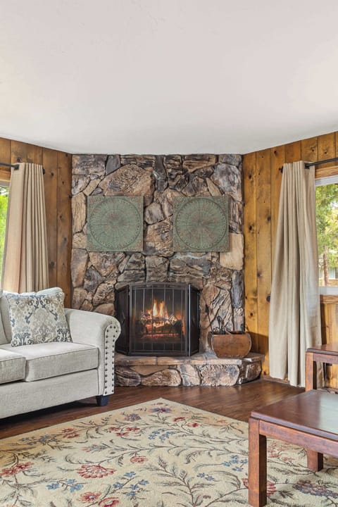 House, Multiple Beds, Balcony, Mountain View (Our Secret Getaway) | Interior