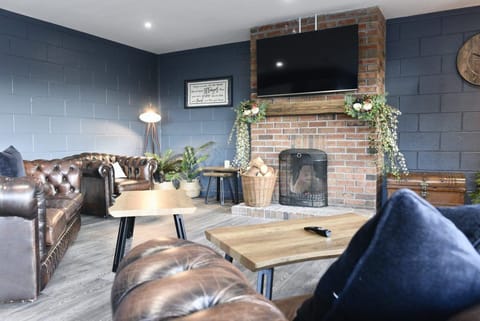 32-inch Smart TV with satellite channels, TV