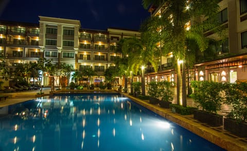 Outdoor pool, pool umbrellas, sun loungers